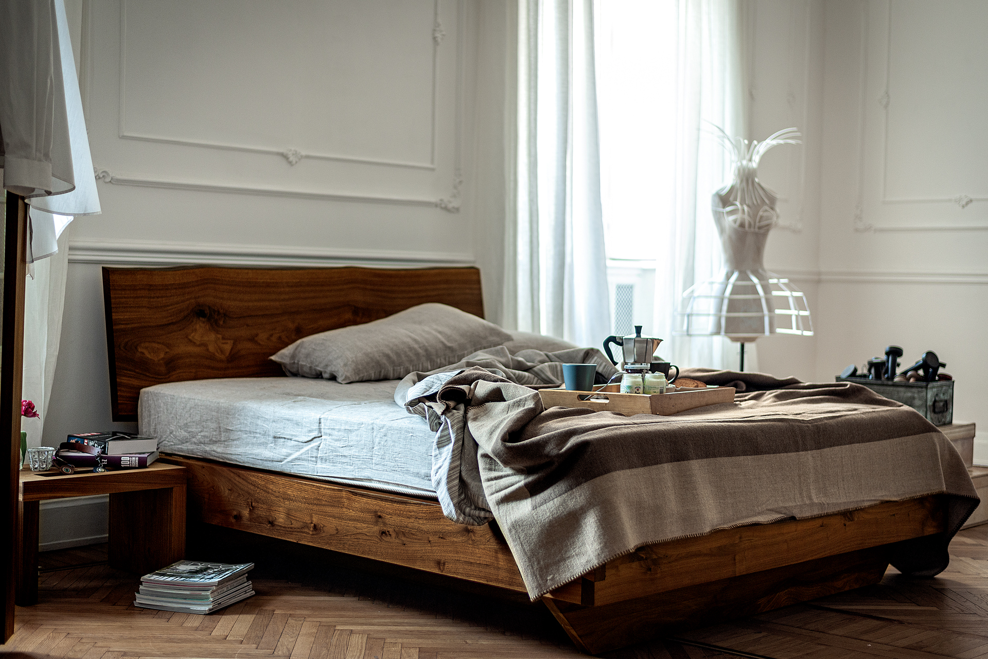 Natura 6: letto in legno massello noce o rovere con nodi